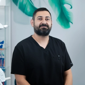 lekarz stomatolog Bledar Bajollari